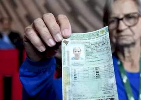 Motorista de ônibus de 75 anos é uma das primeiras a emitir nova CNH em MS