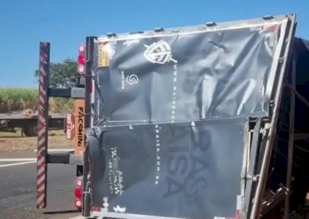 Carreta da dupla Maiara e Maraisa tomba em rodovia no interior de SP
