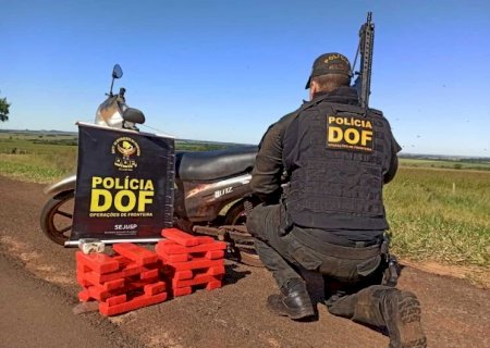 Adolescente é flagrado transportando maconha em moto