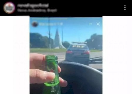 Motorista tira foto com garrafa de cerveja ao volante, atrás de viatura da PRF e toma bronca