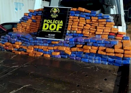 Homem 'joga' guincho em milharal e é preso com quase meia tonelada de maconha