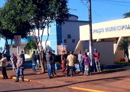 Novo prefeito exonera e não paga servidores