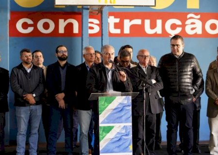 Reinaldo entrega viaturas e assina ordens de serviço de pavimentação em Dourados