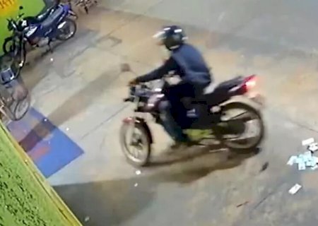 Ladrão esquece mochila aberta e dinheiro roubado voa durante fuga