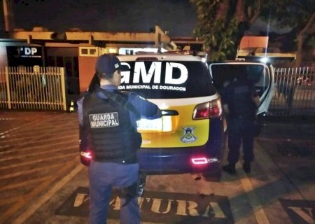 Pais abandonam criança de um ano e vão presos pela GM