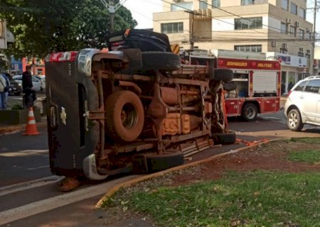 Após colisão, S10 capota no centro de Dourados e casal fica preso no veículo