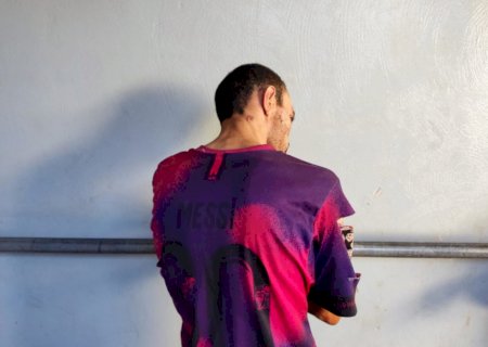 Homem furta residência para roubar fios e é detido por populares