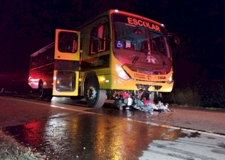 Motociclista morre ao colidir frontalmente com ônibus de transporte escolar