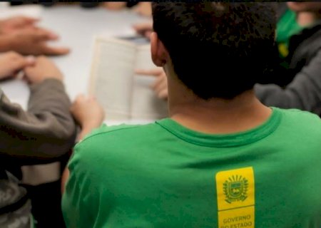 Adolescentes são flagrados bêbados em plena sala de aula em Batayporã