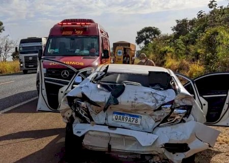 Carro com vice-prefeito e vereadoras é arremessado em acidente na BR-163