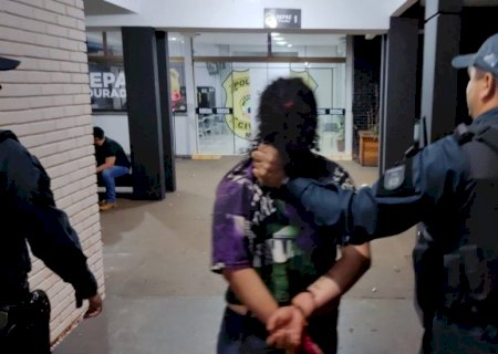 Mulher é presa pela PM após abandonar filhos em casa para beber cachaça