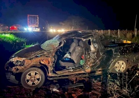 Utilitários batem de frente em rodovia e 2 pessoas ficam feridas