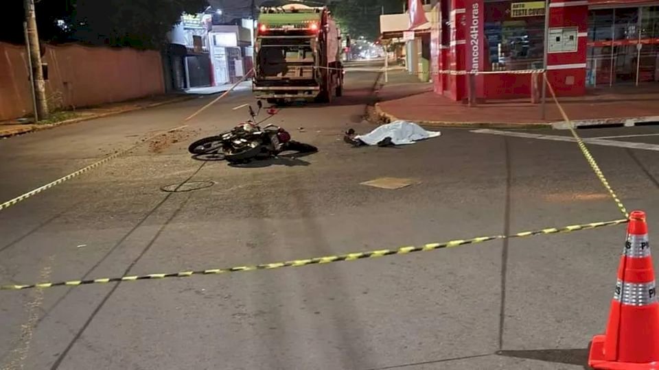 Motociclista não respeita sinalização e morre ao bater em caminhão da coleta de lixo em Campo Grande