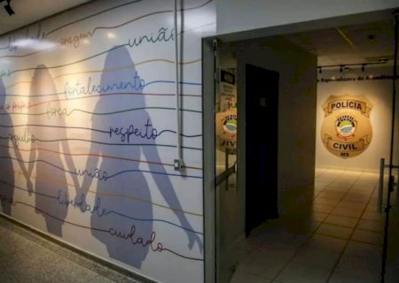 Mulher é socorrida pelas filhas após ser atropelada pelo marido e arrastada pelos cabelos