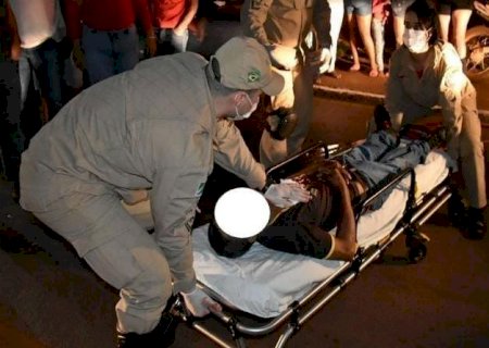 Homem é assassinado a golpes de faca durante briga em bar