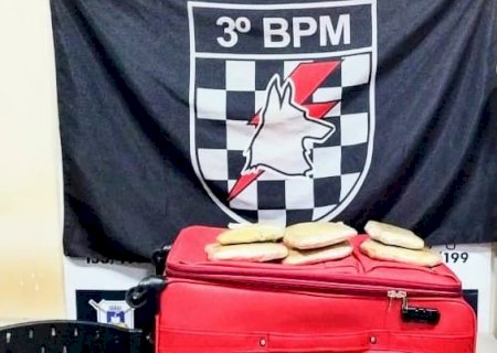 Jovem que transportava drogas em mala é presa durante fiscalização da PM