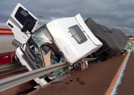 Homem perde controle e capota carreta entre Vila São Pedro e Vila Vargas