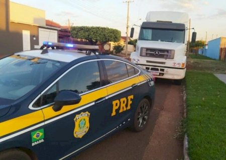 Homem é preso pela PRF em Rio Brilhante com carreta roubada em São Paulo