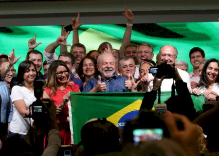 Em primeiro discurso, Lula diz que combate à miséria é sua missão