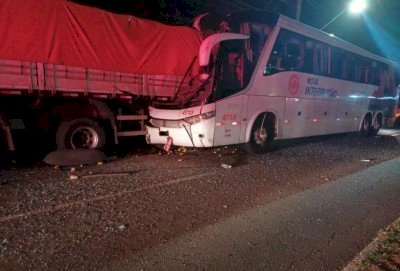 Ônibus colide em traseira de carreta estacionada e deixa seis feridos