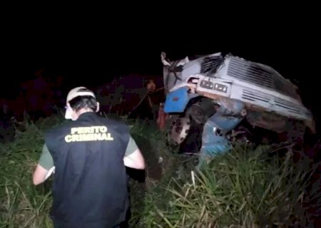 Caminhão cai em ribanceira na MS-430 e mata douradense