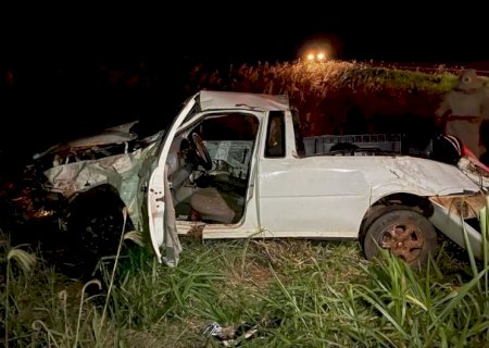 Condutor perde controle e capota Saveiro na MS-473 em Taquarussu