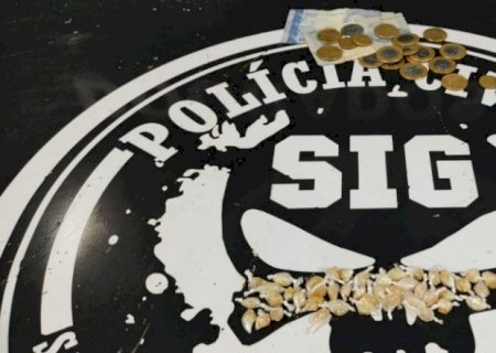 Homem apresenta nervosismo ao ver policiais e é flagrado com drogas na rua