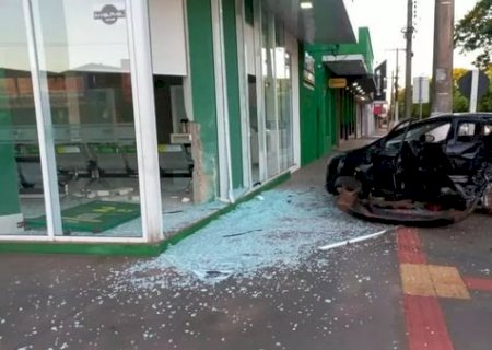 Condutor Perde Controle de Veiculo e Quase Invade Loja na Região Central de Dourados