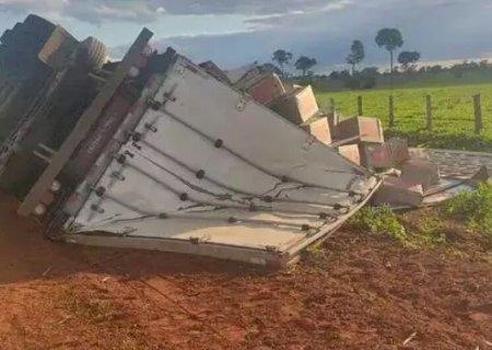 Carreta carregada com ovos tomba após desviar de caminhão na MS-480