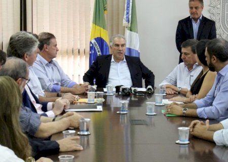 Reinaldo deixa governo com salários de fim de ano pagos antes do Natal
