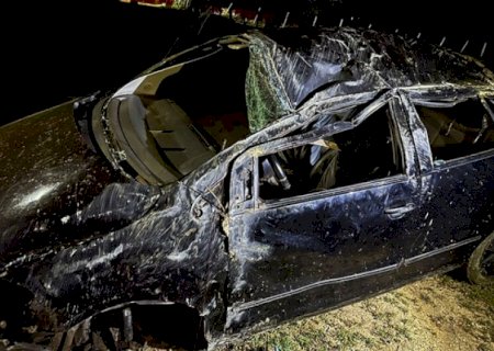 Latas de cerveja são encontradas em carro que capotou e matou duas pessoas