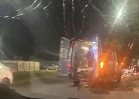 Sem capacete: Mulher morre após moto colidir contra poste de energia