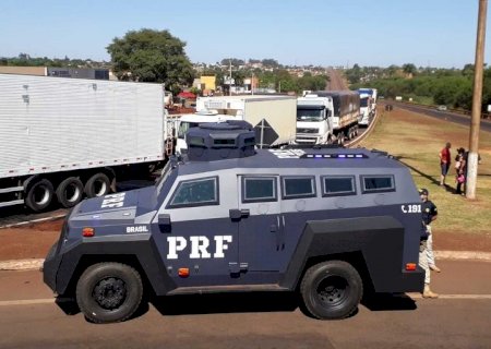 Trânsito no Trevo da Bandeira é liberado após retirada de pneus da pista