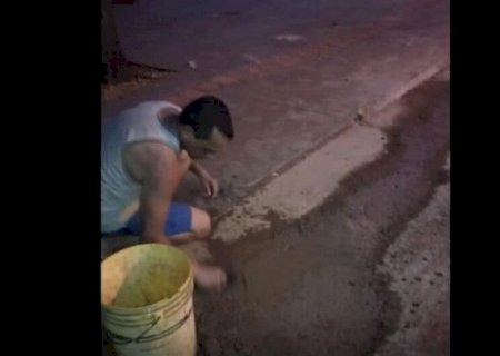 Popular tapa buracos por conta em rua de Dourados