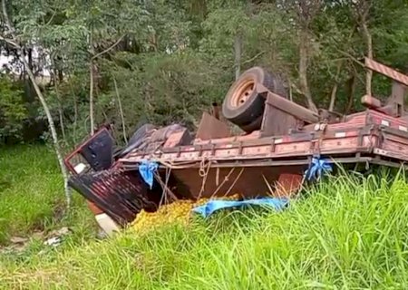 Acidente entre caminhão e carro de passeio deixa um morto na BR-376