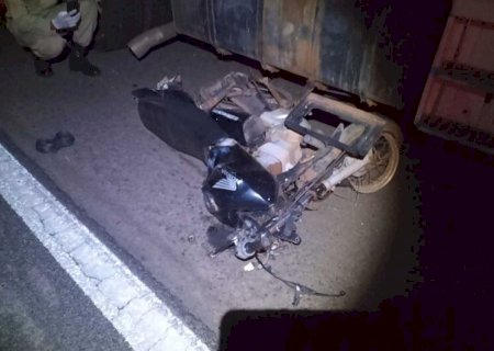 Homem morre após bater contra carreta na BR-158