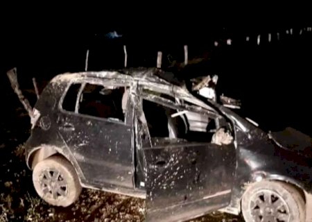 Carro com sete ocupantes capota e duas pessoas morrem