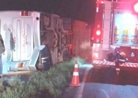 Ônibus que saiu do MS tomba em rodovia de SP