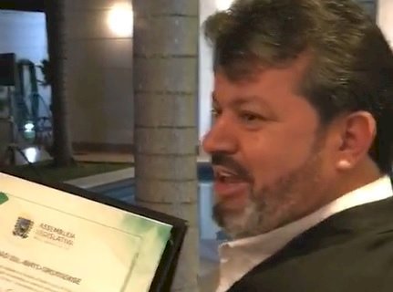 Carlos Bernardo recebe título de Cidadão de MS