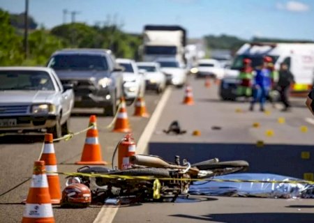 Motociclista é atingido por caminhão e arrastado por 50 metros