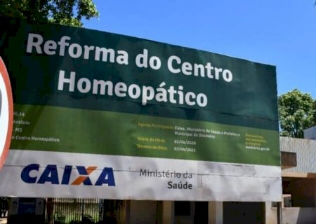 Prédio do Centro Homeopático vira lixão e 'casa' para moradores de rua