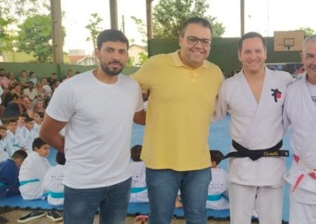 Medalhista olímpico Tiago Camilo participa de formatura de judô em Dourados