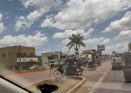 Motociclistas fazem contorno irregular no viaduto para encurtar caminho