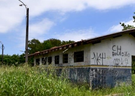 Matagal encobre quadras, pista de skate e Centro Comunitário vira ponto de usuários de droga.