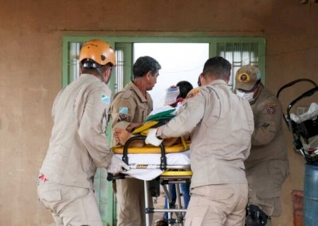 Ao tentar consertar telhado, mulher cai e é socorrida em estado grave