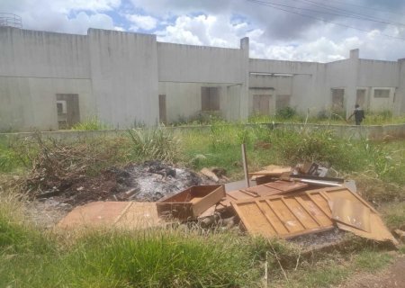 Parada há quase dois anos, obra de Ceim está tomada pelo mato e vira 'lixão'