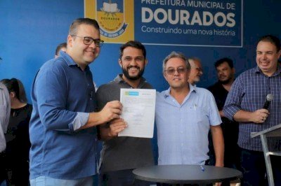Prefeito faz evento para ordenar início do tapa-buracos após dois anos de mandato