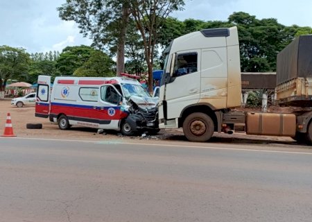 Colisão entre carreta e ambulância de prefeitura deixa uma pessoa morta e outra ferida em Caarapó