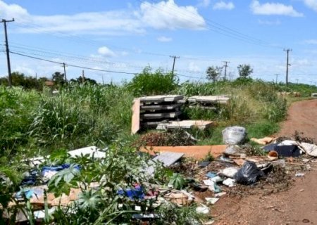 No Campo Dourado, 'colada' na BR-163, rua está tomada por buracos e lixo