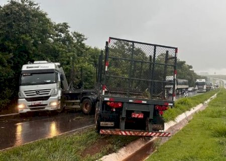 Na chuva, carreta vazia atravessa a pista e provoca congestionamento na MS-134